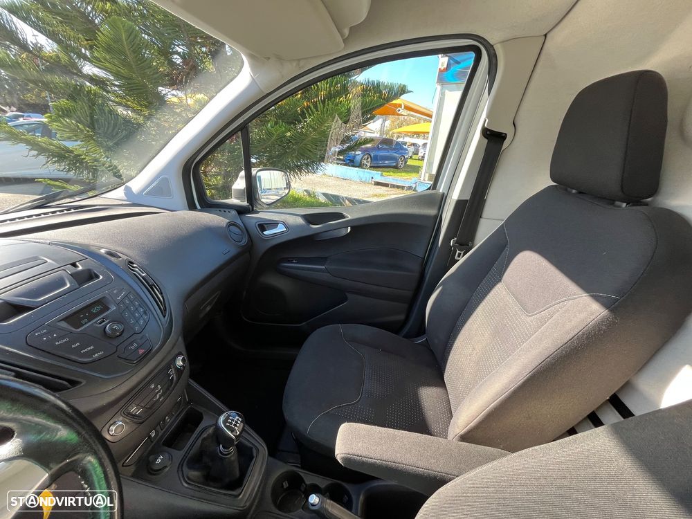 Ford Transit Courier - 23