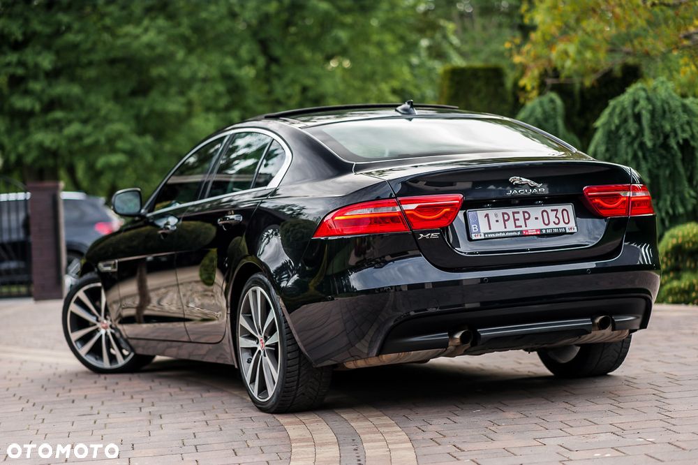 Jaguar XE 2.0 T Prestige - 5