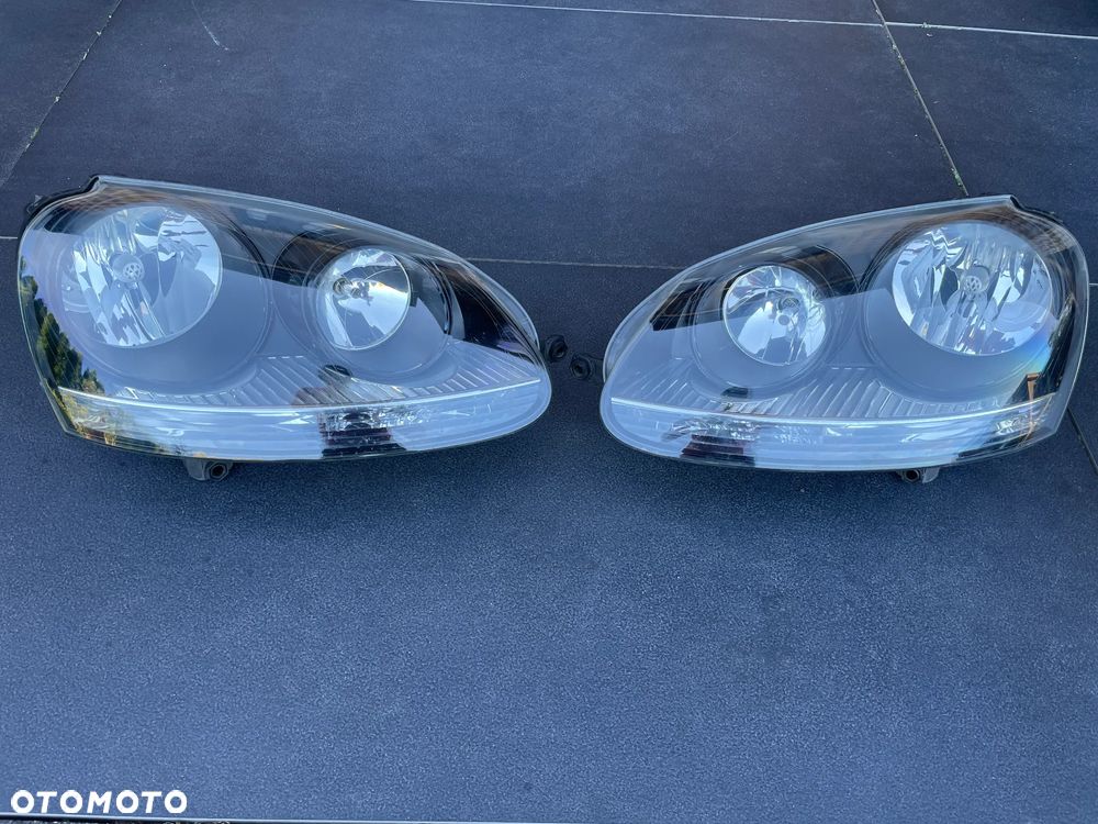 VW GOLF V 5 LAMPA REFLEKTOR PRAWY LEWY PRAWA LEWA PRZÓD CZARNA HELLA 03-09 GTI - 1