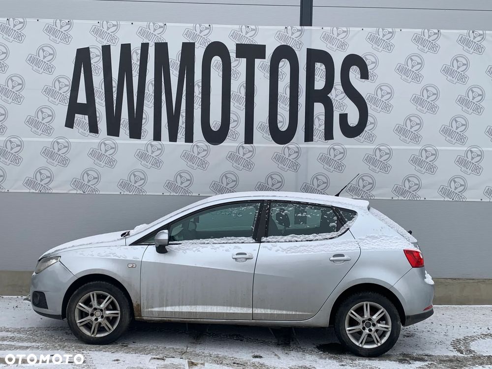 SEAT IBIZA 2008 *SAMOCHÓD NA CZĘŚCI* 3745 MASKA, LAMPA, DRZWI, LUSTERKO, ZDERZAK, GRILL, BŁOTNIK, KLAPA, BELKA, DESKA, FOTELE, KANAPA, ĆWIARTKA KIEROWNICA, TARCZE, ZACISKI, ZAWIESZENIE, KOMPLETNY PRZÓD, KOMPLETNY TYŁ, LICZNIK, ZEGARY, PRAWE LEWE PRZÓD TYŁ - 1
