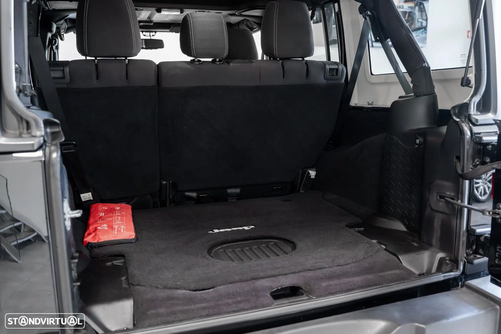 Jeep Wrangler Unlimited 2.8 CRD ATX Sahara Adventure Edition - 26