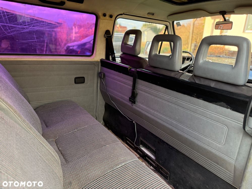 Volkswagen Caravelle - 11