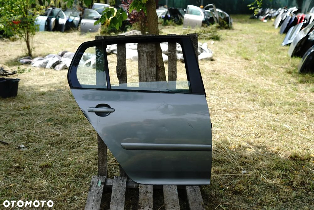 Drzwi tył tylne prawe VW Golf V 5d HB LA7T - 1