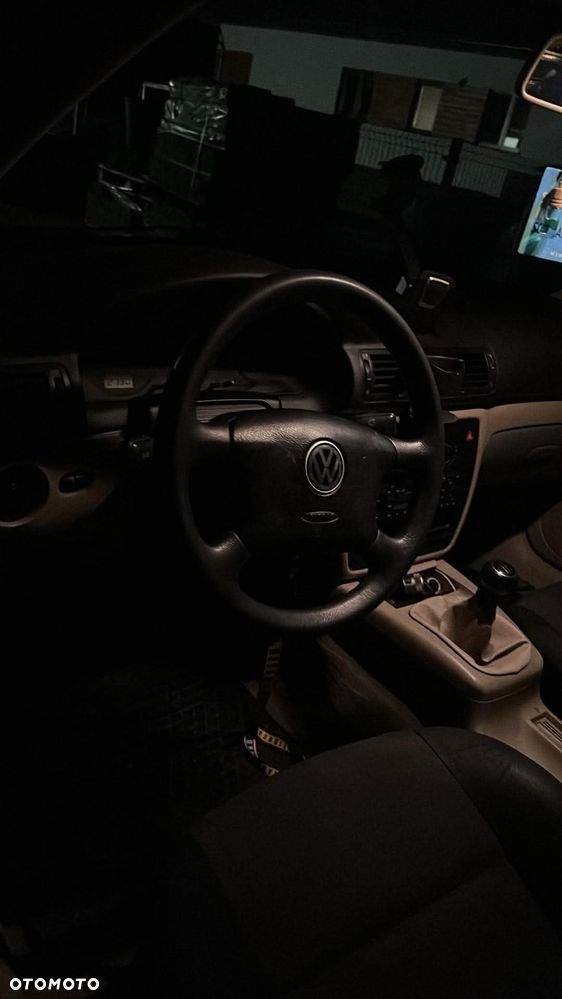 Volkswagen Passat 1.6 - 4