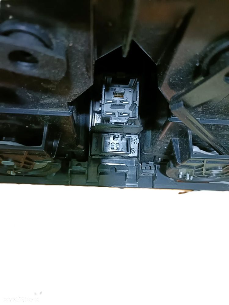 VOLKSWAGEN GOLF V 03-09 r. KRATKI NAWIEWU ŚRODKOWE + ŚWIATŁA AWARYJNE + - 4