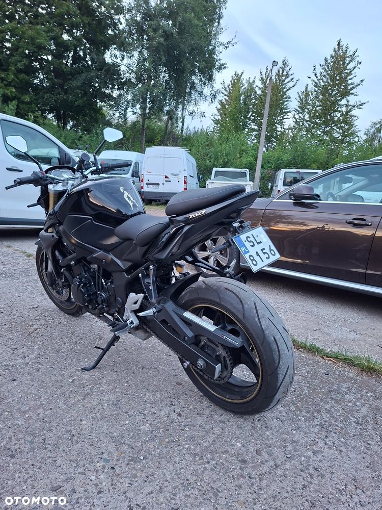 Suzuki GSR - 6