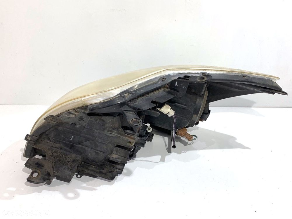 REFLEKTOR PRAWY PRZÓD  TOYOTA AURIS (_E15_) 2006 - 2012 1.4 (ZZE150_) 71 kW [97 KM] benzyna 2007 - - 3