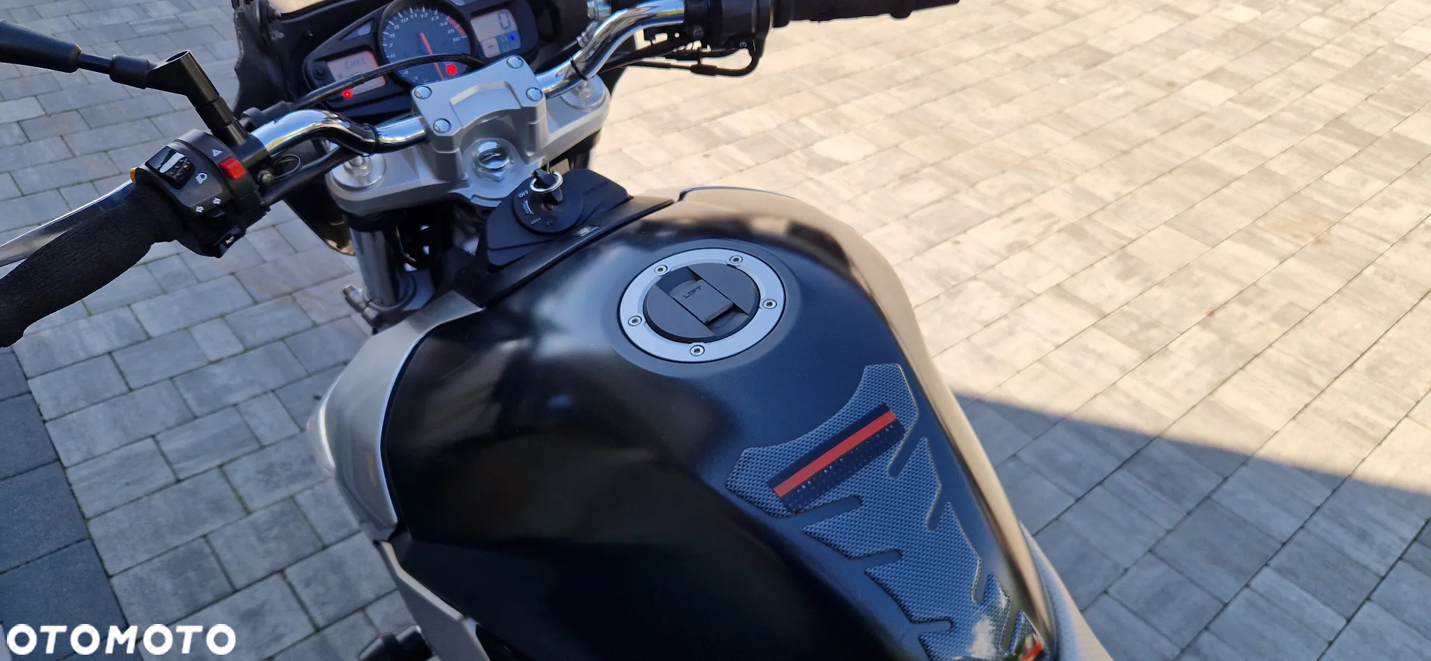 Suzuki GSR - 16