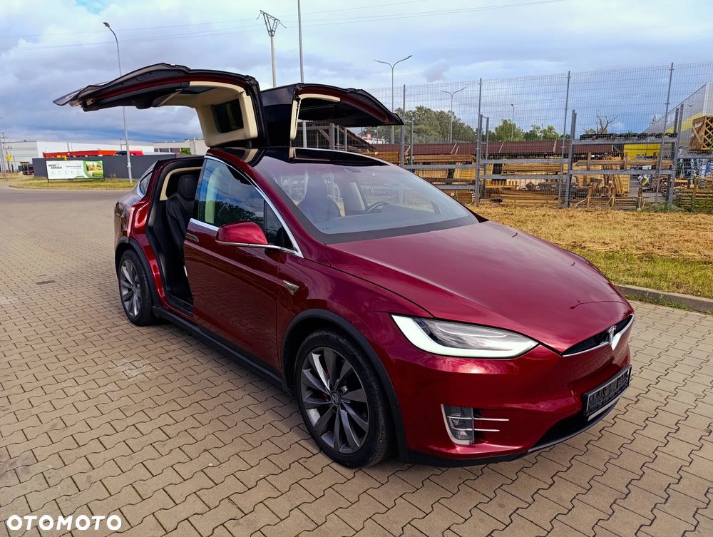 Tesla Model X - 10