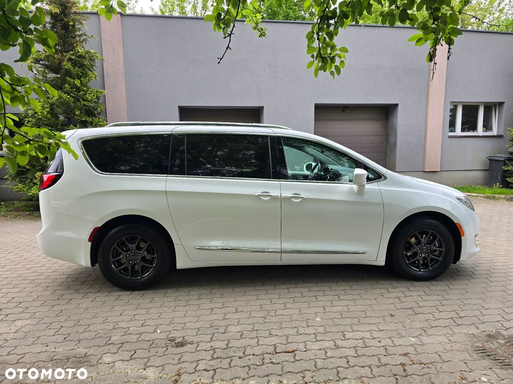 Chrysler Pacifica - 8
