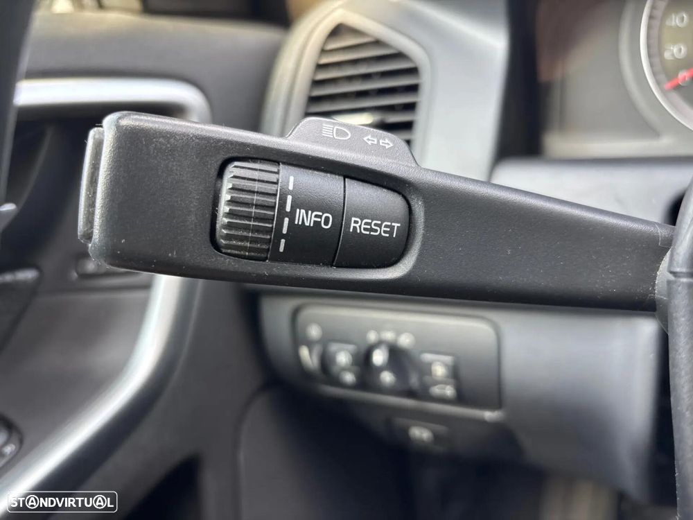 Volvo XC 60 2.4 D Drive Momentum - 11