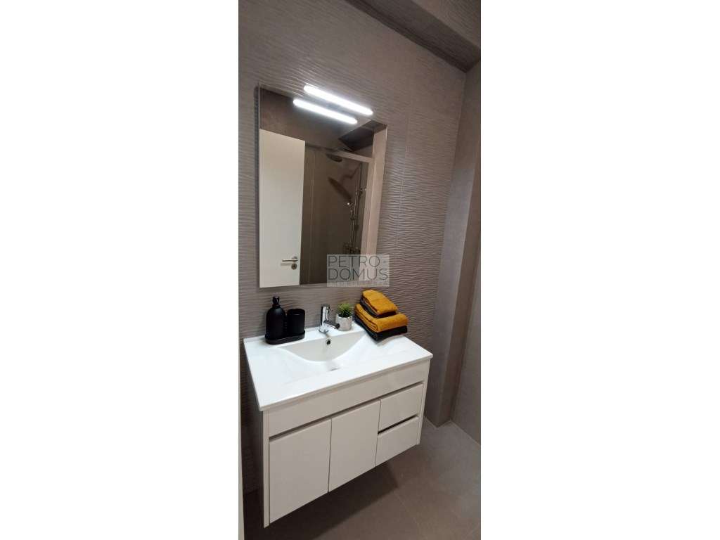 APARTAMENTO T3 EM TOTAL REMODELAÇÃO NA RUA RAFAEL DUQUE - BENFICA - Grande imagem: 2/12