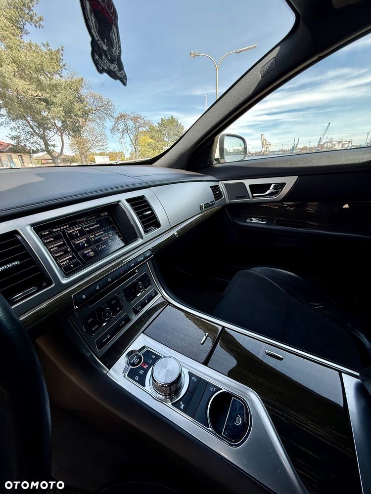 Jaguar XF 2.2 D R-Sport - 11