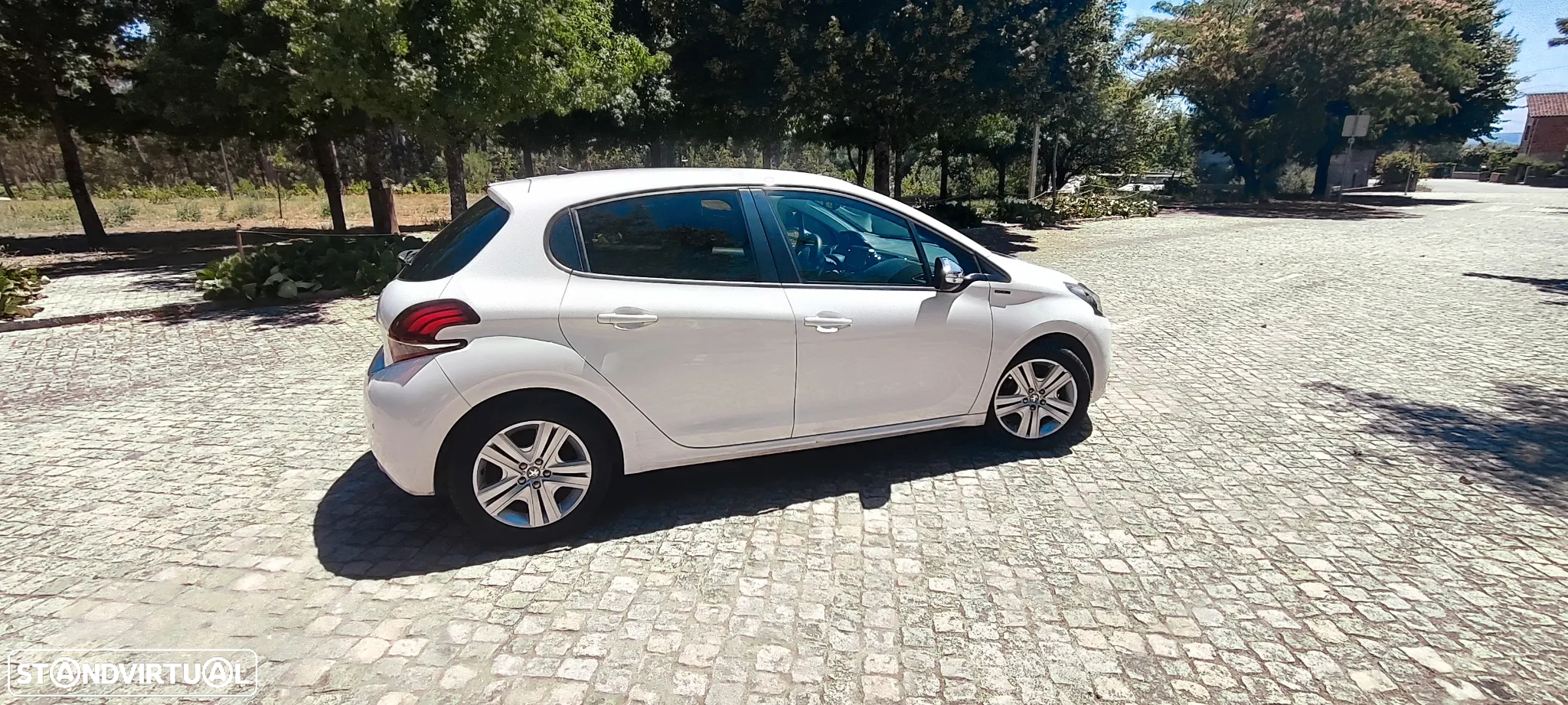 Peugeot 208 1.2 PureTech Signature - 13