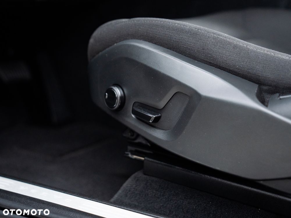 Volvo XC 60 B4 D AWD Geartronic Momentum Pro - 33