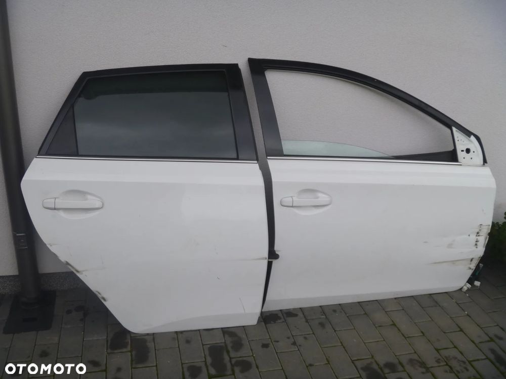 TOYOTA AURIS II DRZWI PRZEDNIE PRAWE KOMPLETNE - 1