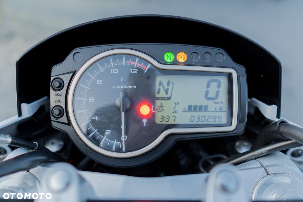 Suzuki GSR - 25
