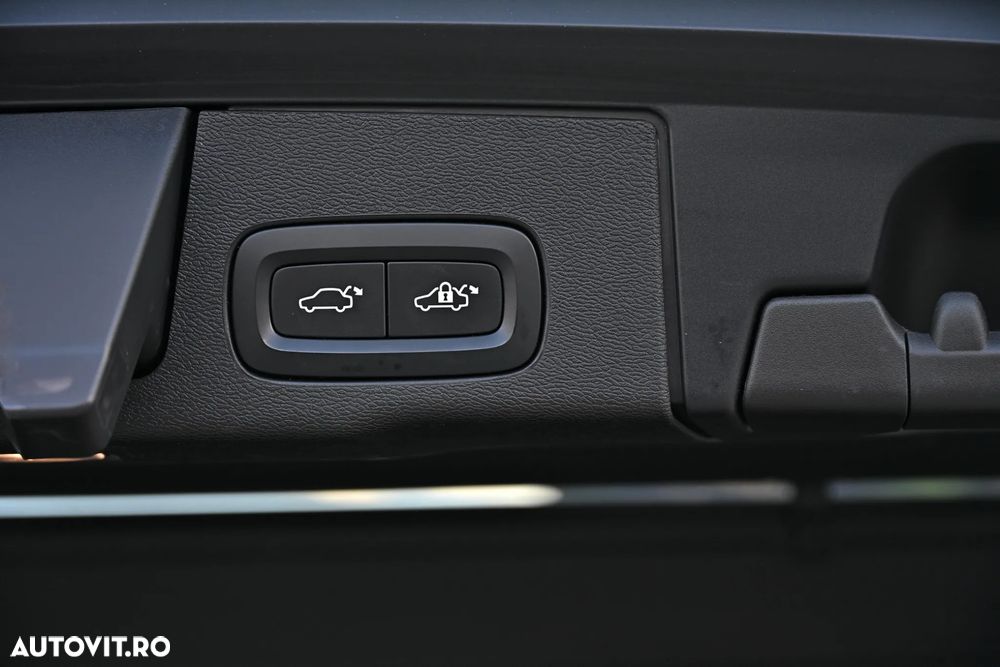 Volvo XC 60 B5 MHEV AWD R-Design - 10