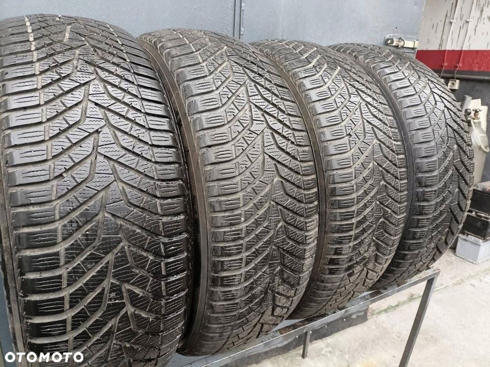 225/55R19 Yokohama Bluearth Winter V905 komplet opon zima 6,1mm - 4