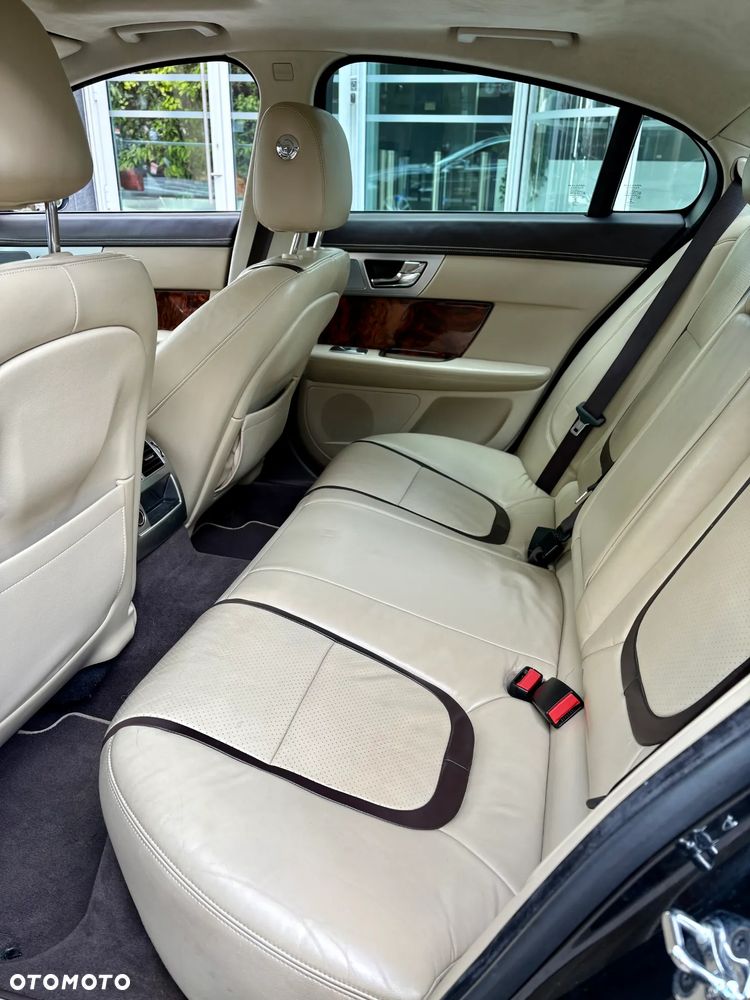 Jaguar XF 35t AWD Portfolio - 24