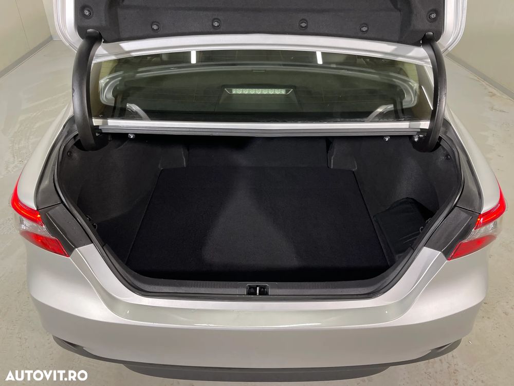 Toyota Camry 2.5 Hybrid Business - 12