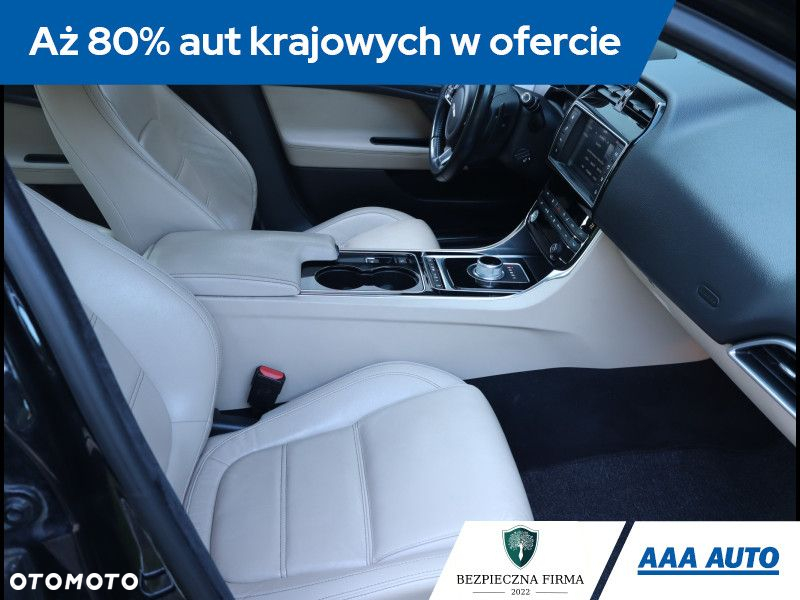 Jaguar XE - 10