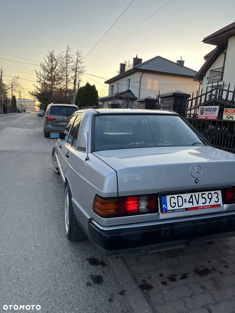 Mercedes-Benz W201 (190) - 12