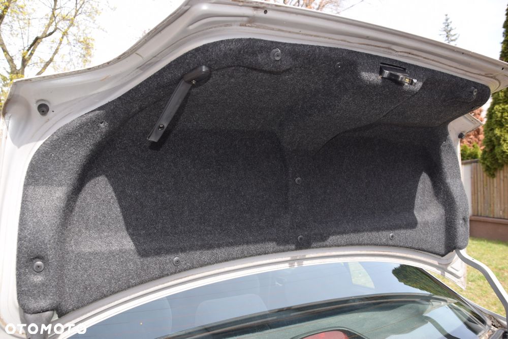 Toyota Avensis 1.6 VVT-i Terra - 28