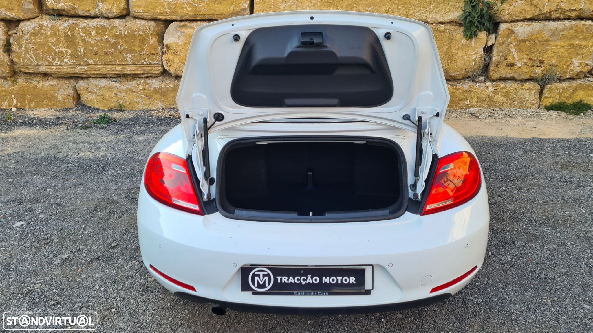 VW New Beetle Cabriolet 1.6 TDi Design - 36