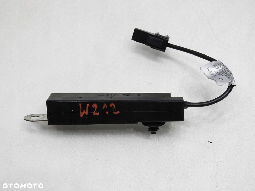 WZMACNIACZ ANTENY MERCEDES W212 A2048702589 - 2