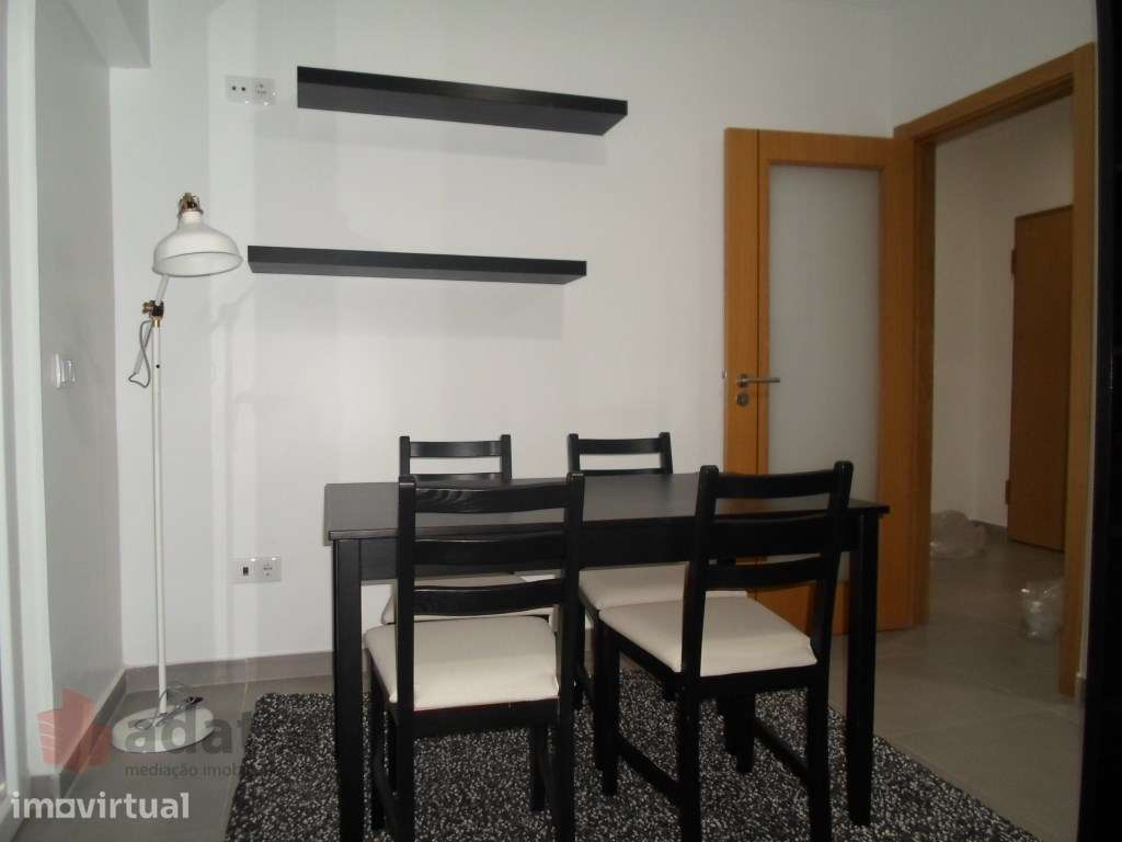 Apartamento T1 com garagem. Mobilado na Rua do Brasil, arrenda-se [... - Grande imagem: 4/16