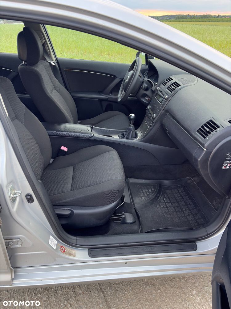 Toyota Avensis - 17