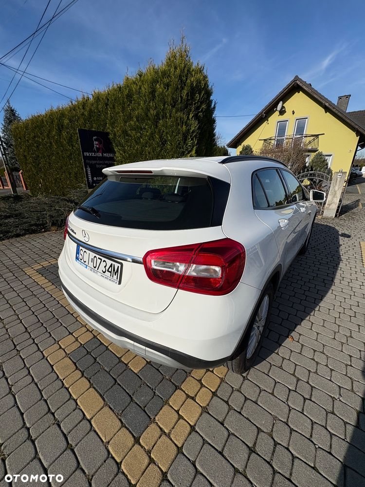 Mercedes-Benz GLA 200 d 7G-DCT - 4