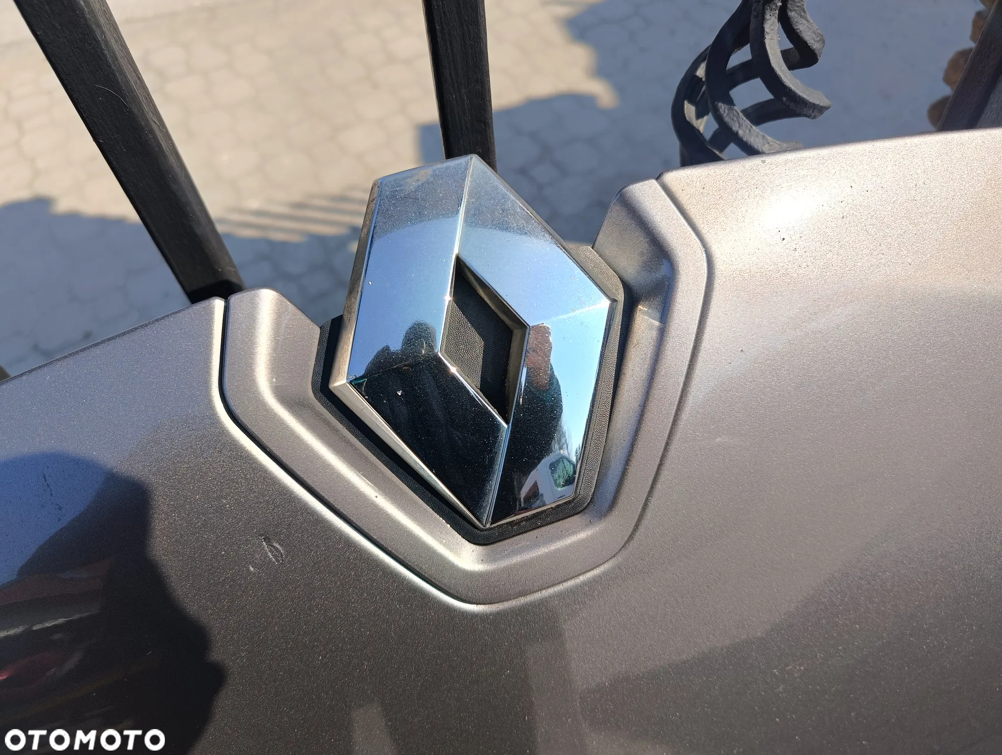 Emblemat znaczek logo maski  Renault Megane III TEKNG - 2