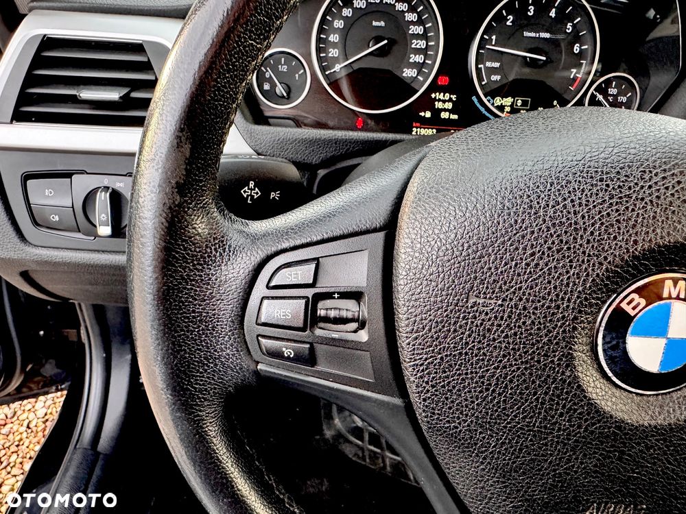 BMW Seria 3 320i Touring - 39