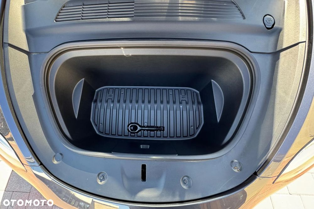Tesla Model Y Long Range Dual Motor AWD - 16