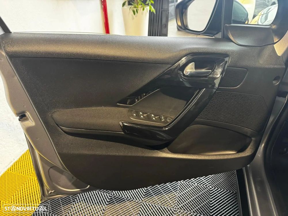 Peugeot 2008 1.2 PureTech Allure - 23