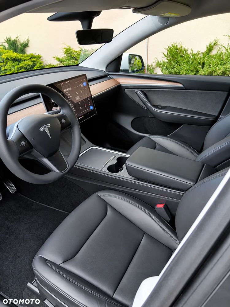 Tesla Model Y - 6