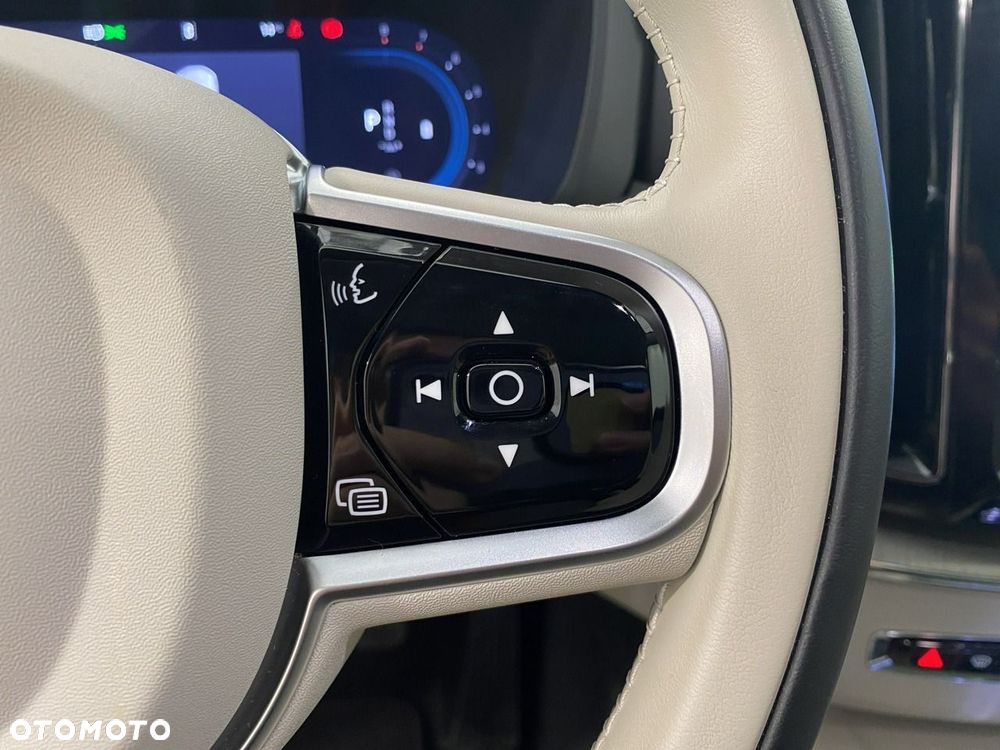 Volvo XC 60 B5 B AWD Plus Dark - 24