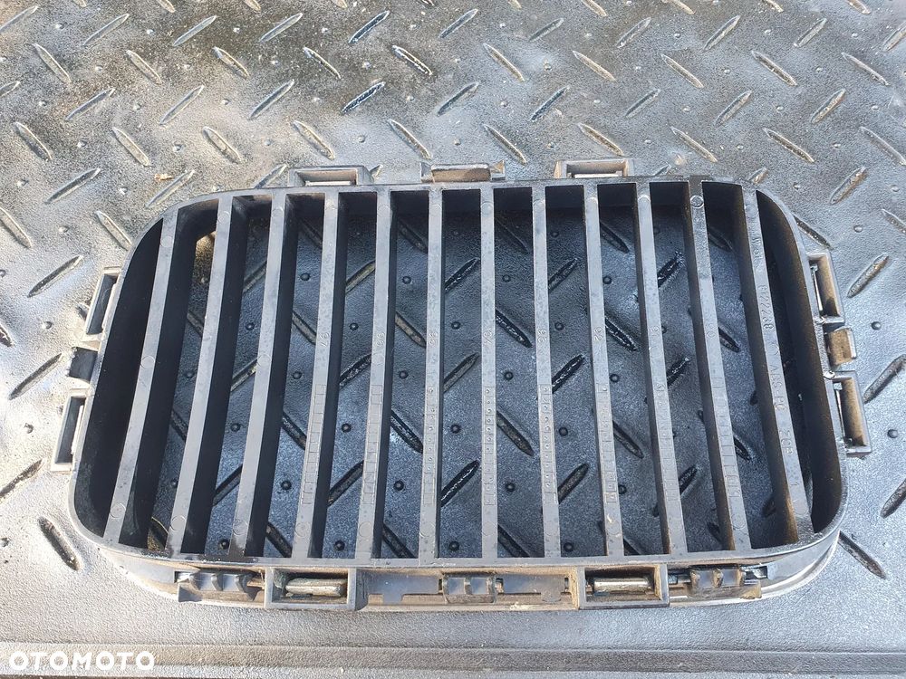 GRILL ATRAPA NERKA PRAWA BMW 3 E36 8122238 - 2