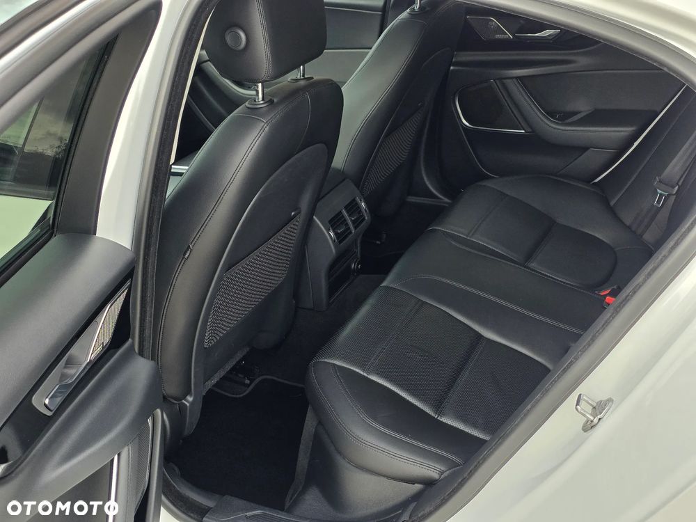 Jaguar XE 2.0 D180 R-Dynamic S - 26