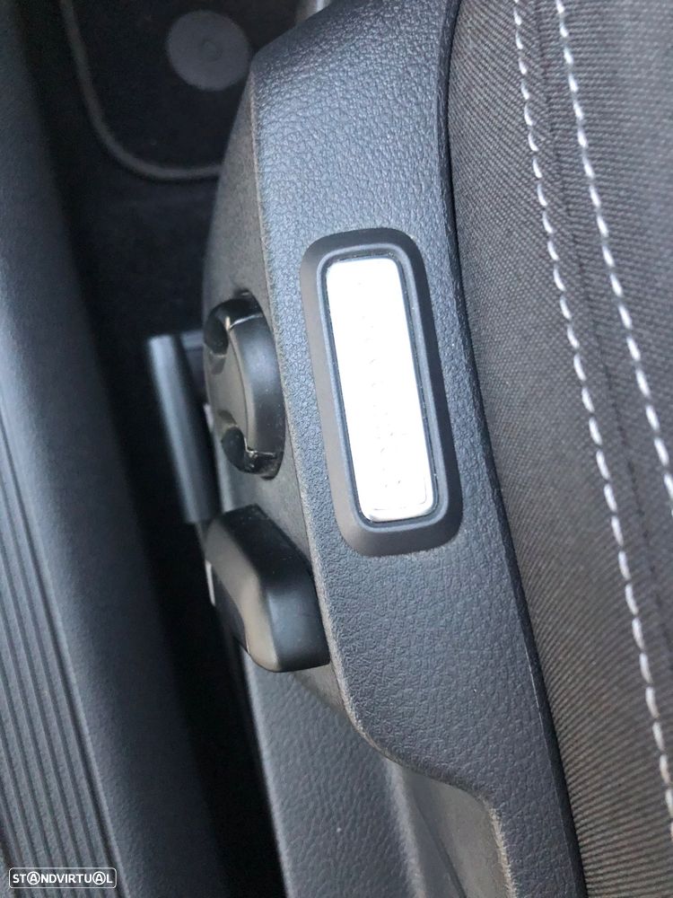 VW Passat Variant 2.0 TDi Business DSG - 33