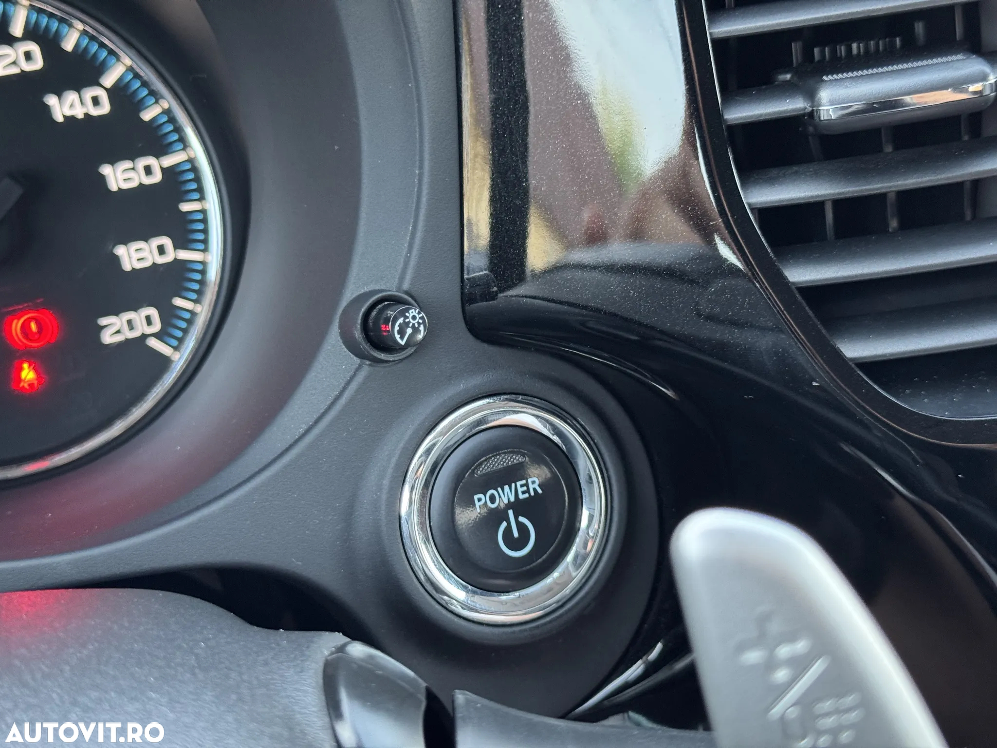 Mitsubishi Outlander 2.0 4WD Plug-In Hybrid - 32