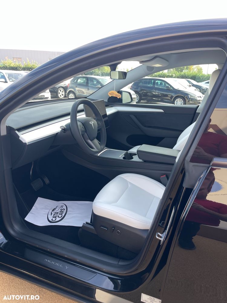 Tesla Model Y Long Range Dual Motor AWD - 28