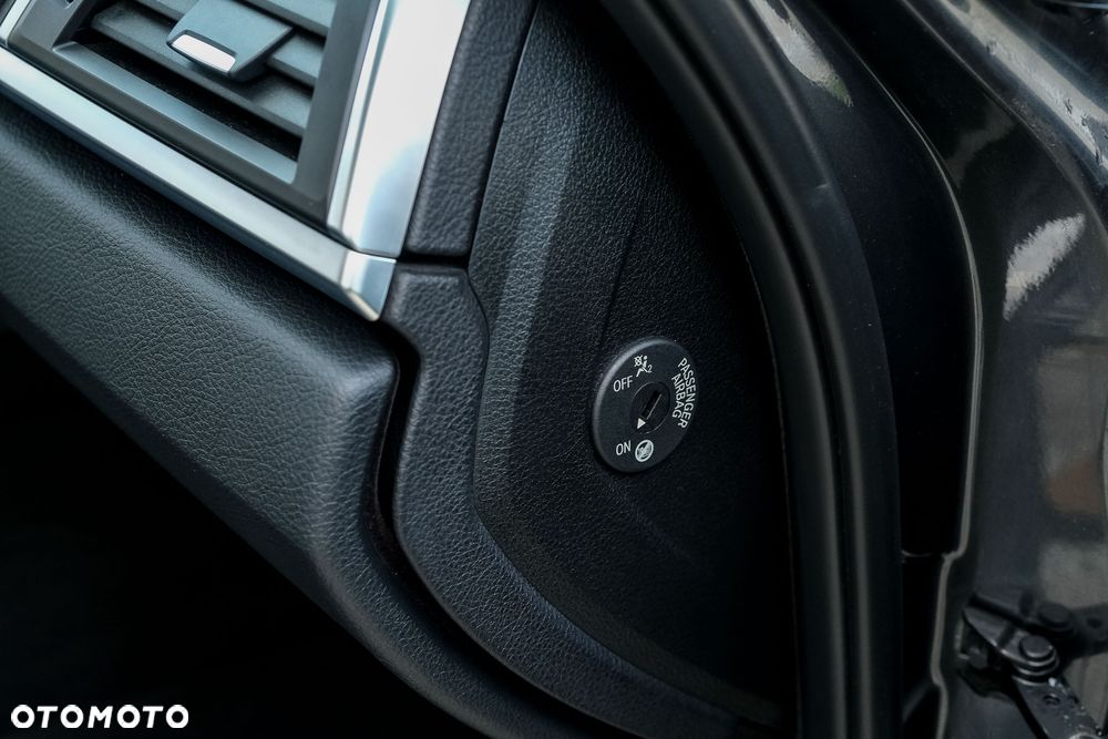 BMW Seria 3 318d Sport Line Shadow - 32