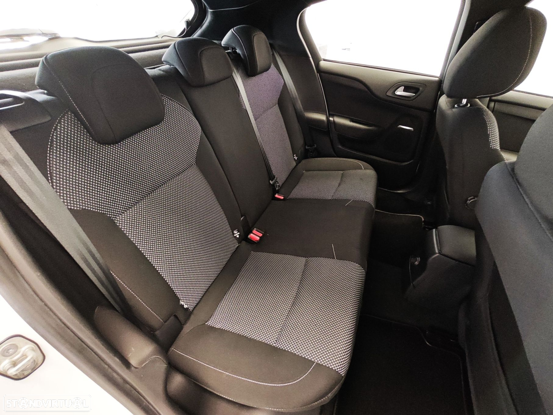 DS DS4 Crossback - 9