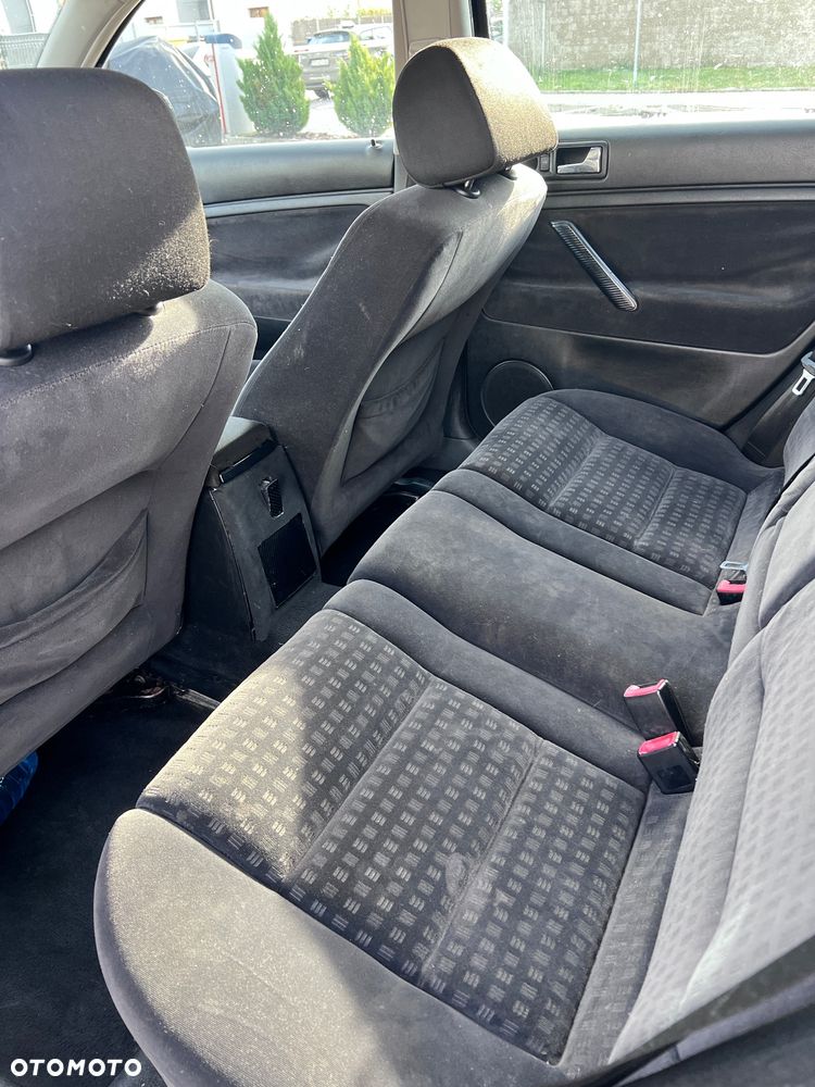 Volkswagen Passat 1.9 TDI Highline - 11