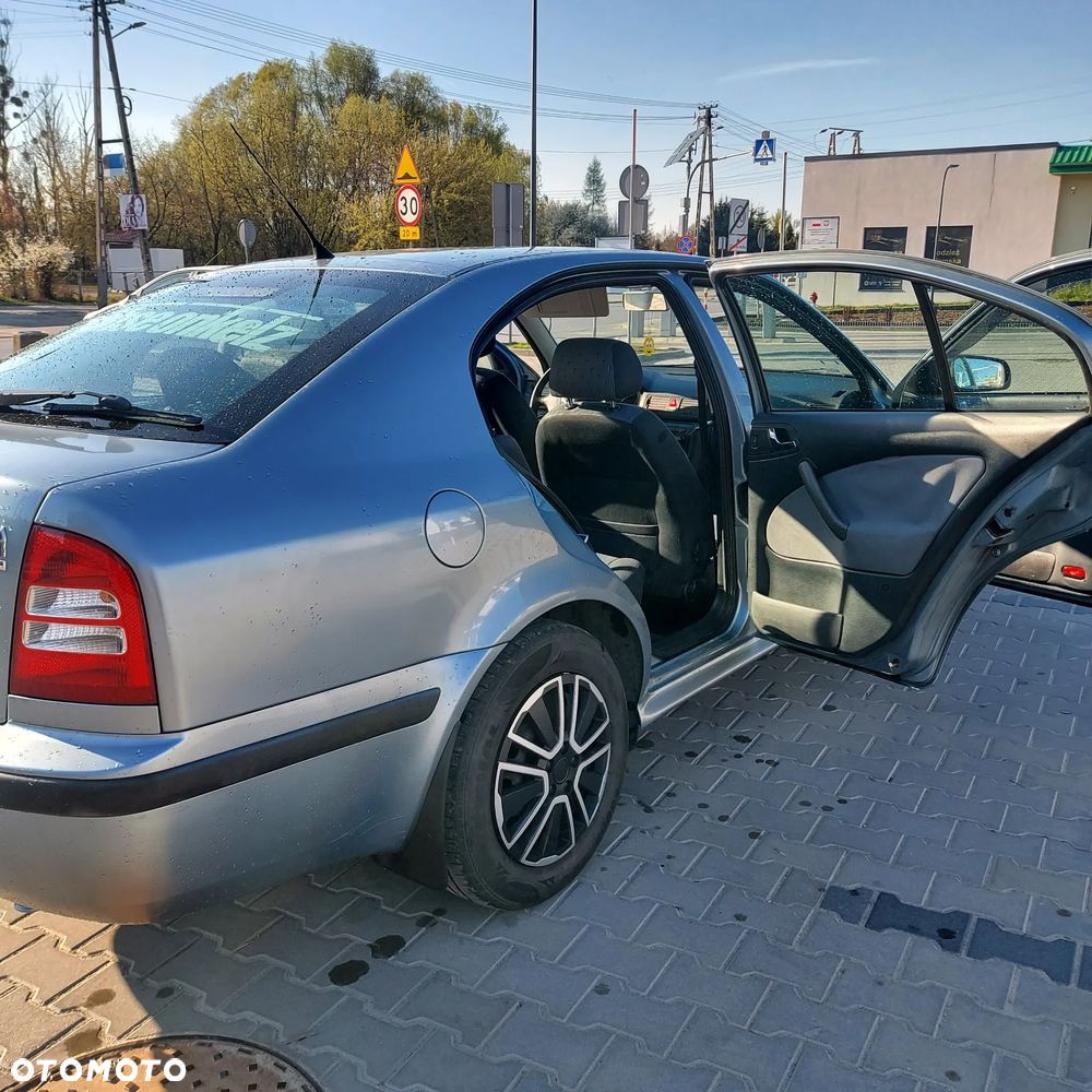 Skoda Octavia 1.6 Ambiente - 12