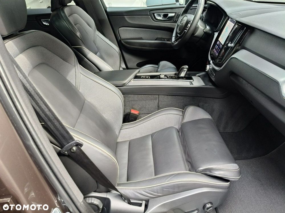 Volvo XC 60 T6 AWD Plug-In Hybrid R-Design - 17