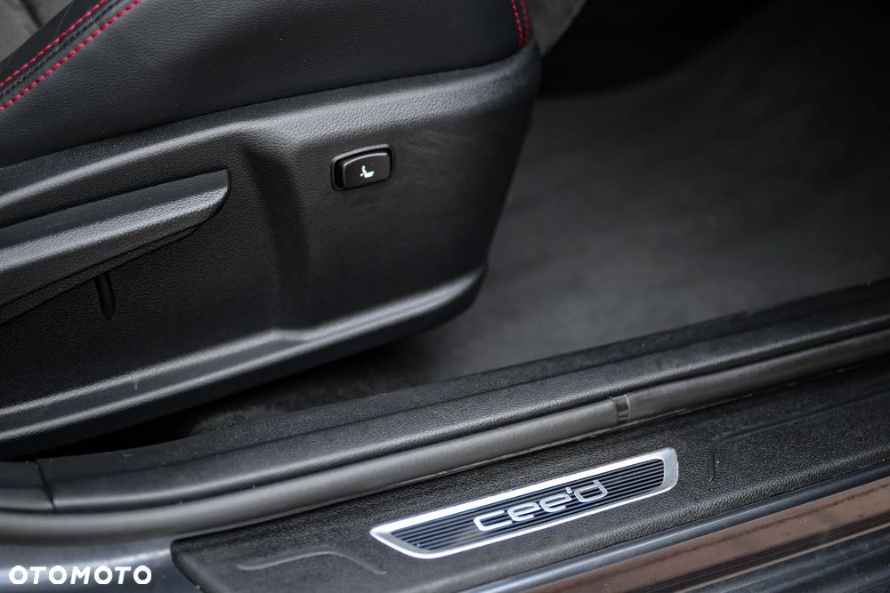 Kia Ceed 1.6 T-GDI GT - 37